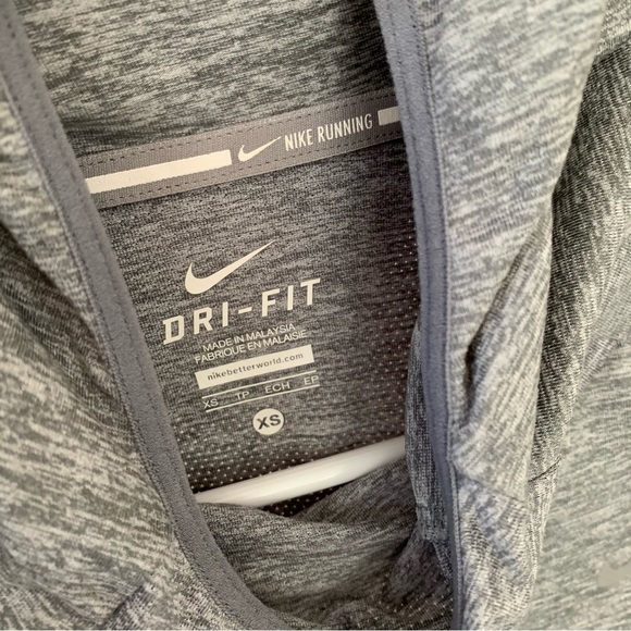 NWOT Women’s Light Gray Nike Running Dri-Fit Hooded Long Sleeve - Picture 7 of 7